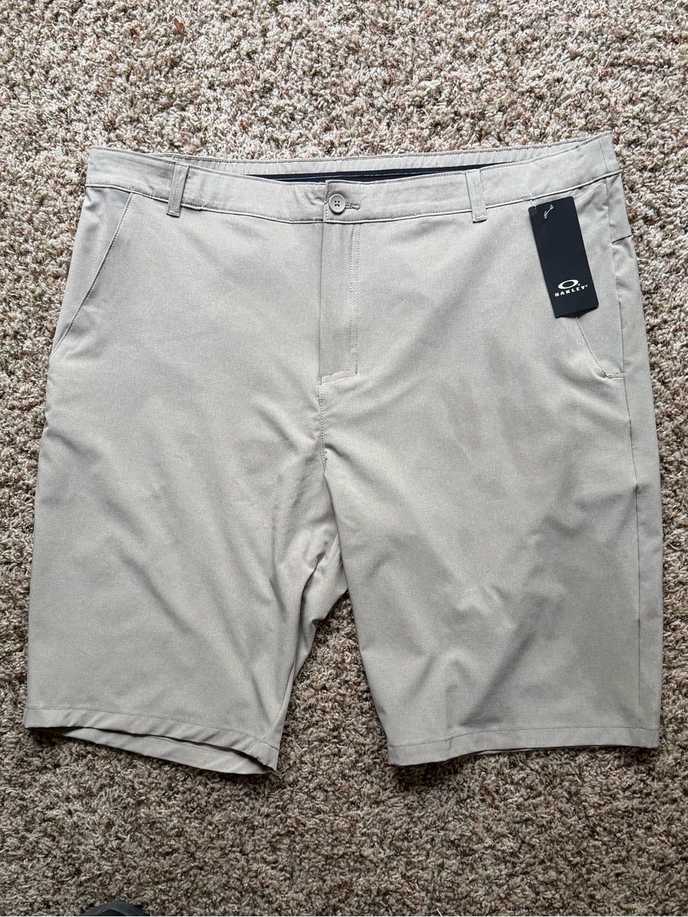 NWT New *OAKLEY* khaki tan chino men’s casual golf ⛳️ shorts - 40